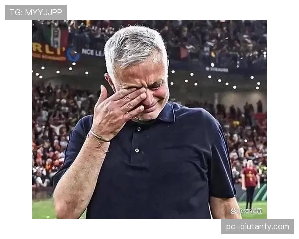 镜头语言：场边主帅因一次本方防守漏人，愤怒地踢飞了水瓶