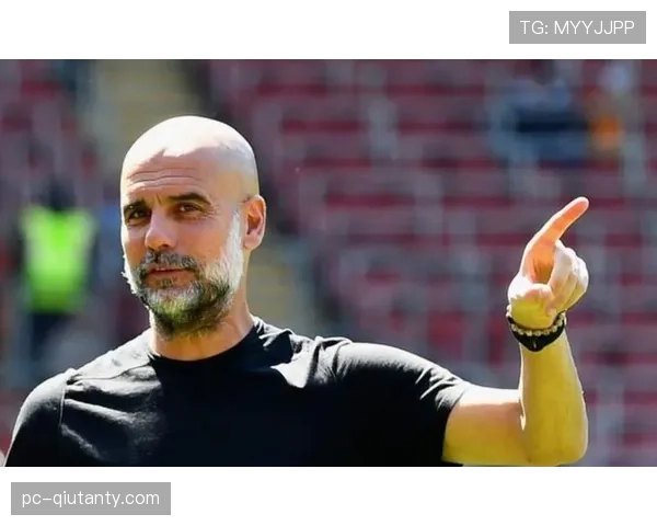 特写:瓜迪奥拉在训练场边与助教研究对手比赛录像 特写:瓜迪奥拉在训练场边与助教研究对手比赛录像